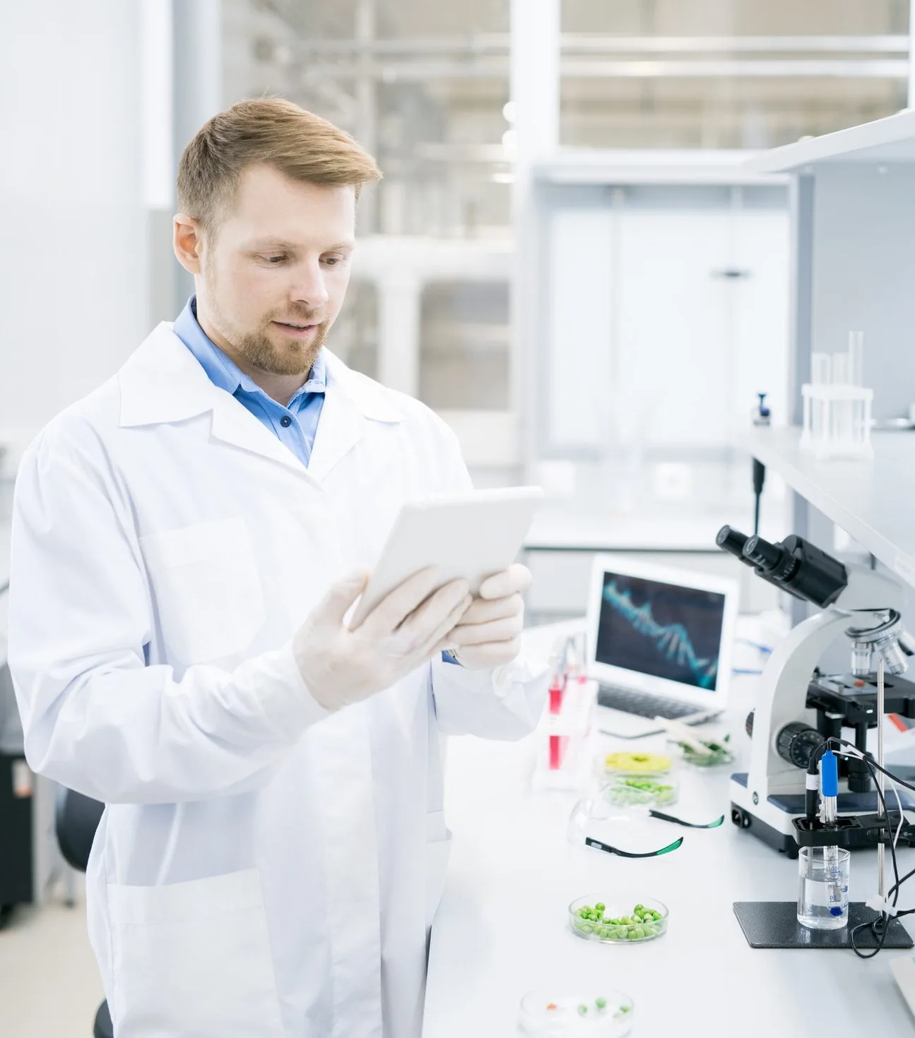Kutató tablettel a modern laboratóriumban